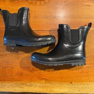 Tretorn black rubber fur lined ankle boots on women’s size 9